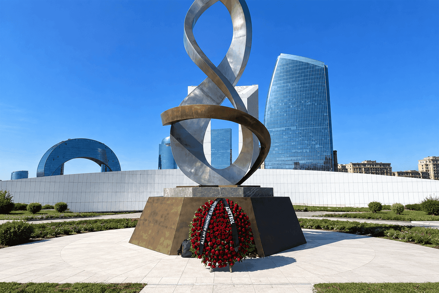 “Azpetrol” Сompany laid wreaths at the memorial in Victory Park, erected in memory of the martyrs of the Patriotic War.