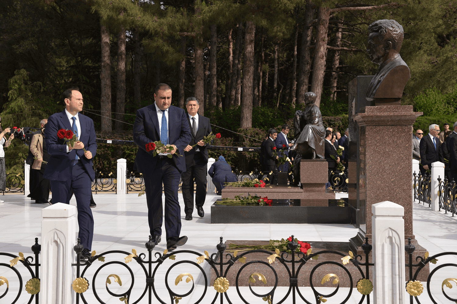 “Azpetrol” şirkəti Ulu Öndər Heydər Əliyevin məzarını ziyarət edib.