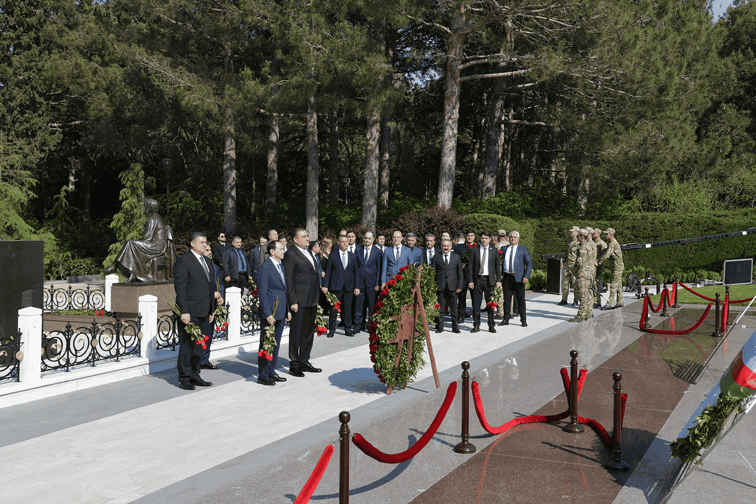 Azpetrol” şirkəti Ulu Öndər Heydər Əliyevin məzarını ziyarət edib.