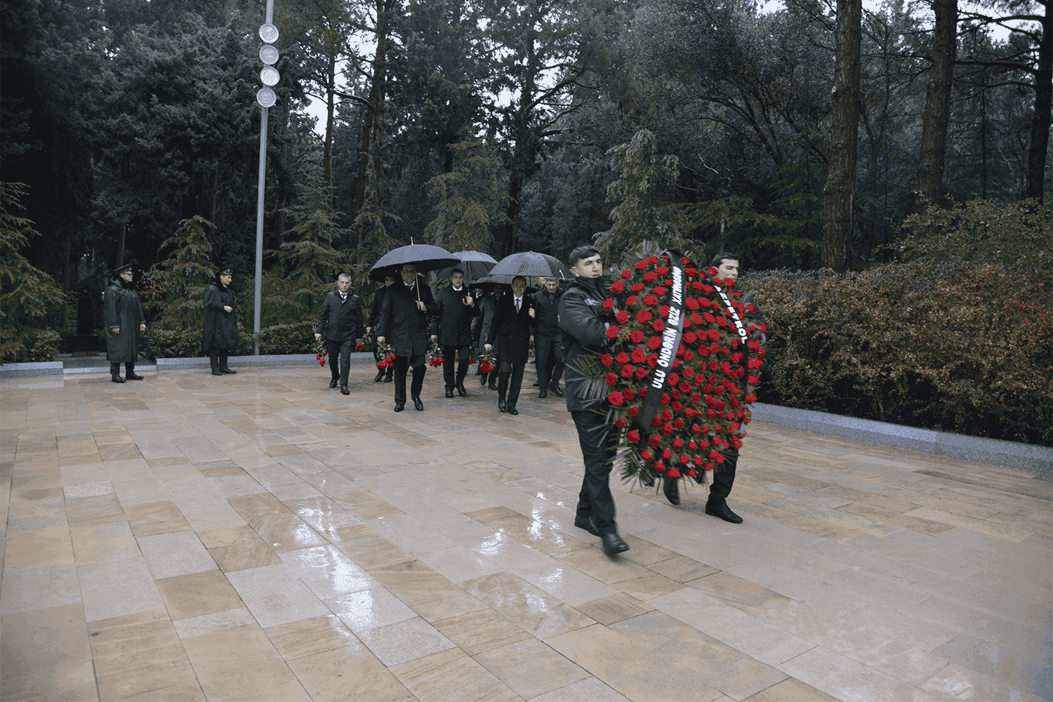 “Azpetrol” şirkətinin rəhbərliyi Ulu Öndər Heydər Əliyevin anım günü ilə bağlı məzarını ziyarət edib.