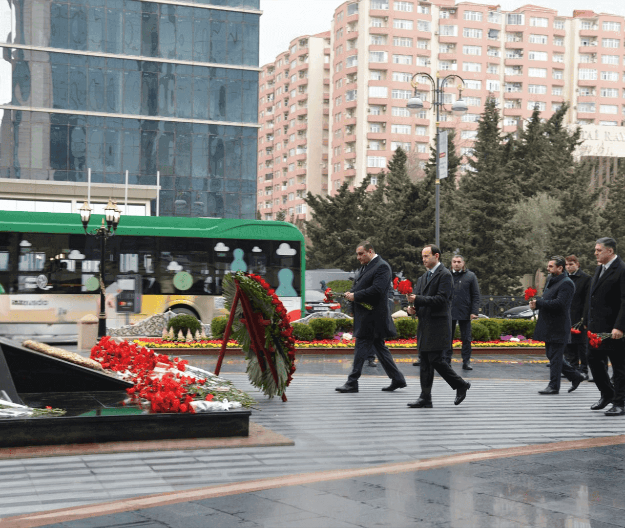 “Azpetrol” şirkətinin kollektivi “Ana harayı” abidəsini ziyarət edib.