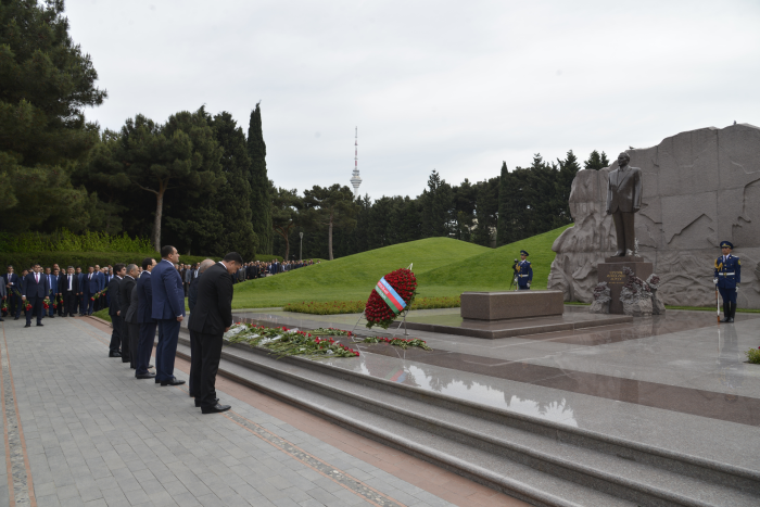 Компания “Azpetrol” посетила могилу Великого Вождя Гейдара Алиева 